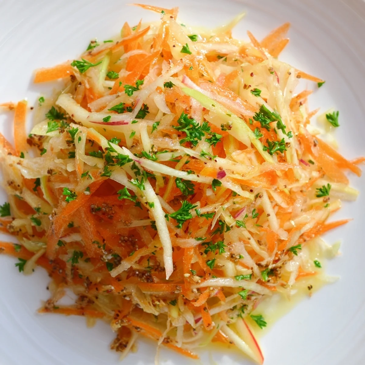 Erfrischender Sauerkraut-Salat mit süßen Äpfeln, perfekt für leichte Mittagessen.