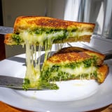 Goldbraun gegrilltes Spinat Pesto Grilled Cheese, belegt mit saftigem Mozzarella und Cheddar auf Sauerteig.