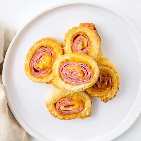 Cheddar und Salami Scrolls