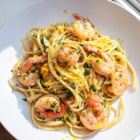 Eine Nahaufnahme der Lemon Herb Pasta mit Shrimp, köstlich und mit Parmesan bestreut.