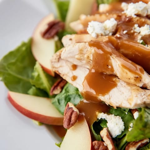 Aufwendiger Caramel Apple Chicken Salad aus Amerika mit knusprigen Äpfeln, Hähnchenbrust und würziger Caramel-Pecan-Dressing-Drizzle.  