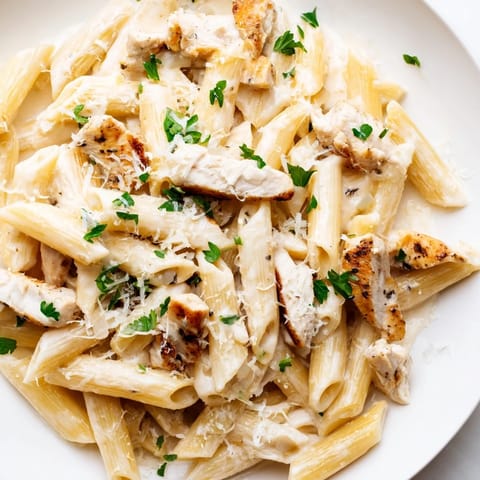 Rostige Karotten mit Kichererbsen und gebackenem Feta, betont durch cremige Joghurt-Sauce und Sesamcrumble.  