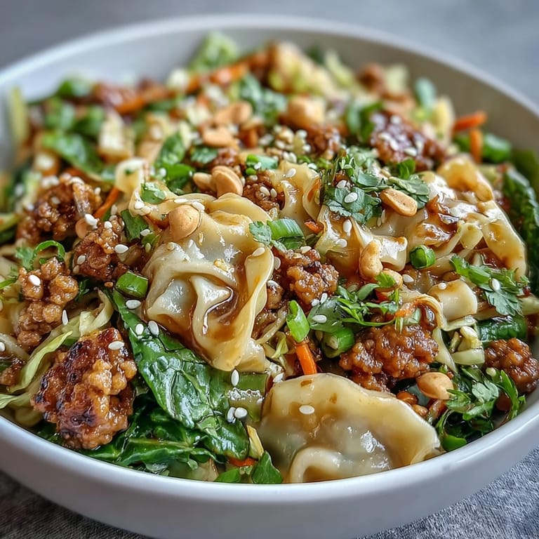 Gebratene Potsticker Noodle Bowls mit zarten Nudeln, Sojaglasur, Pilzen, Kohl und Karotten – perfekt für schnelle Abendessen.